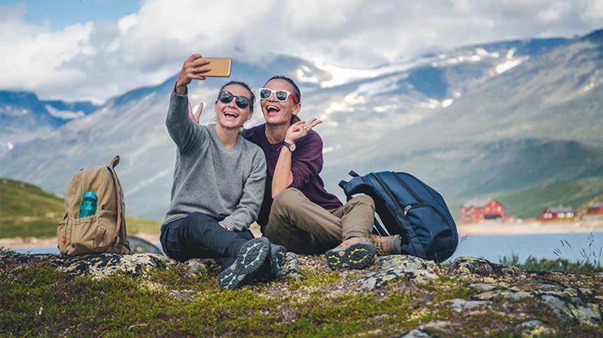 To damer tar selfie på fjelltur