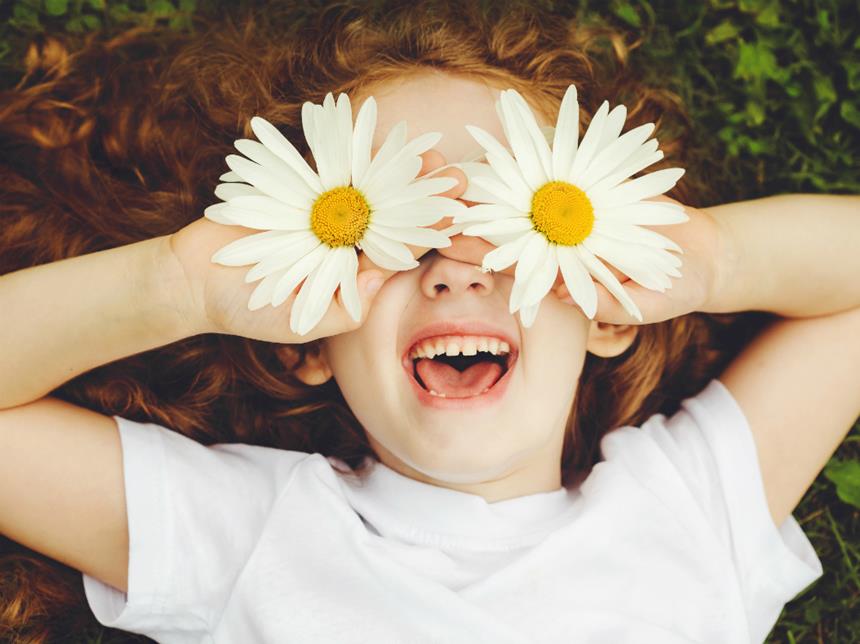 Barn med blomster foran øynene